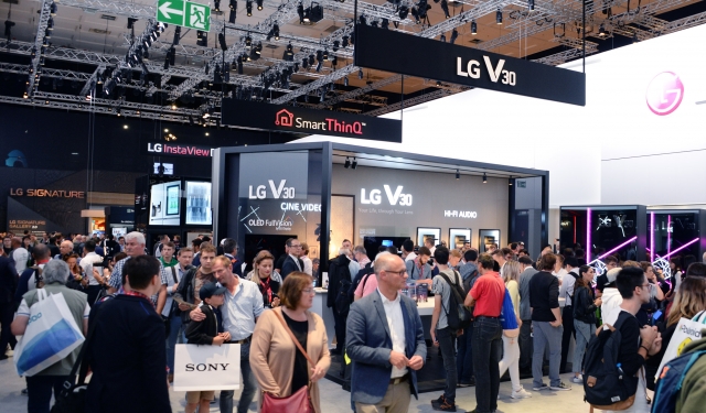 LG전자가 1일부터 6일까지 독일 베를린에서 열리는 ‘IFA 2017’에서 프리미엄 스마트폰 LG V30을 직접 사용해볼 수 있는 체험존을 운영한다. 제품을 체험하기 위한 관람객들로 LG V30 체험존이 북적이고 있다. 사진=LG전자 제공