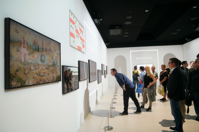 관람객들이 삼성전자 전시장 내에 미술관처럼 꾸며놓은 ‘더 프레임 갤러리’에서 라이프스타일 TV 더 프레임을 통해 예술 작품을 감상하고 있다. 사진=삼성전자 제공