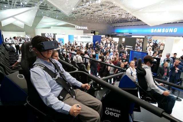 관람객들이 삼성전자 전시장 내에 마련된 ‘VR 4D 체험존’에서 가상현실을 체험해보고 있다. 사진=삼성전자 제공