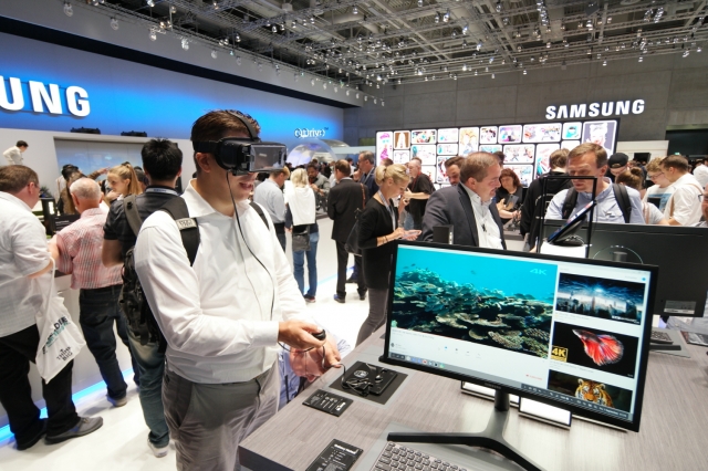 관람객들이 삼성전자 전시장 내에 마련된 모바일 존에서 기어 VR과 전용 컨트롤러를 통해 360도 입체 영상을 체험해보고 있다. 사진=삼성전자 제공