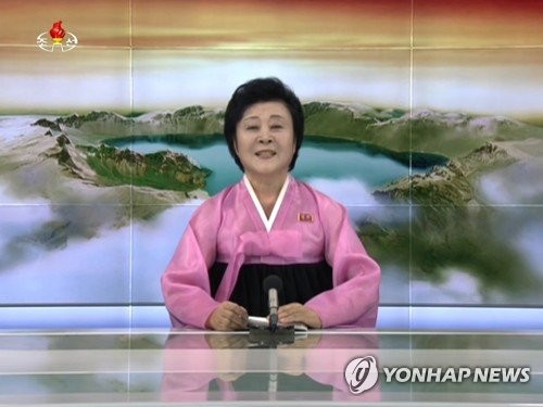 아나운서 리춘희가 조선중앙TV에서 북한의 대륙간탄도로켓(ICBM) 장착용 수소탄 시험에 완전 성공했다는 소식을 알리고 있다. 사진=연합뉴스 제공