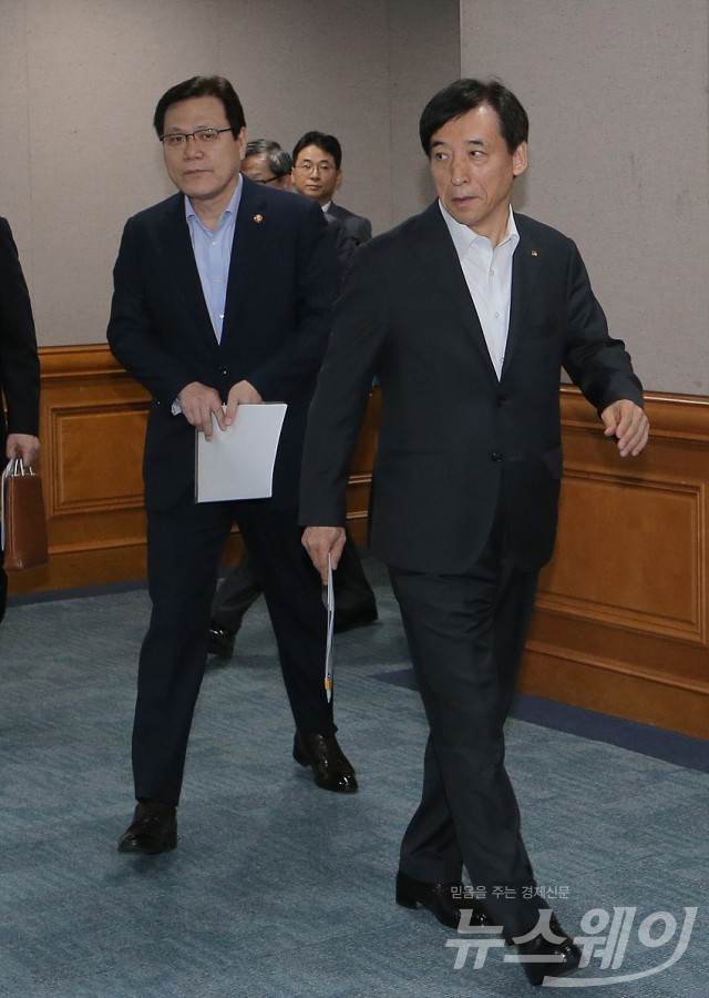 최종구 금융위원장(왼쪽)과 이주열 한국은행 총재. 두 사람은 같은 강원도 출신으로 이 총재가 5년 선배다. 사진=이수길 기자 leo2004@newsway.co.kr