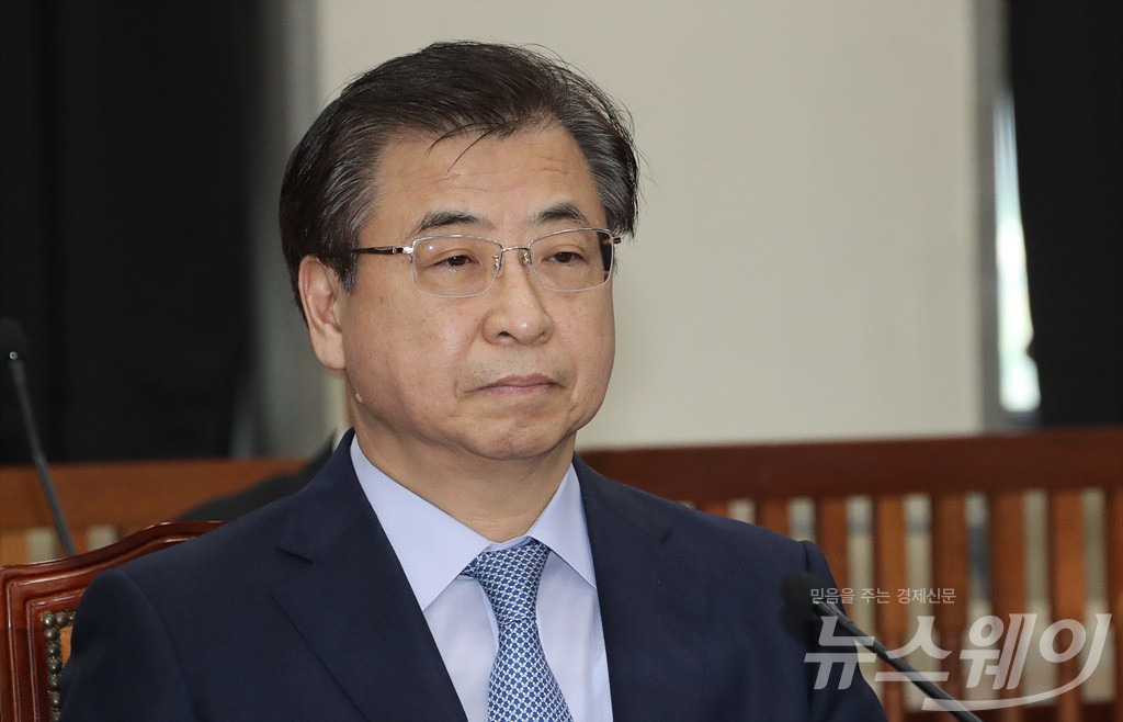 [NW포토]북핵 위기에 국회 정보위 참석하는 서훈 국정원장