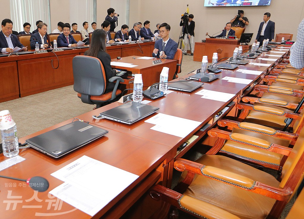 [NW포토]‘한국당 보이콧’ 반쪽 회의…‘박성진 후보자 청문회 계획서 통과’
