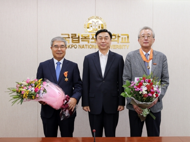 최일 목포대 총장(가운데)이 5일 개최된 퇴직교원 정부포상 및 송공패 수여식에서 퇴직교원 허석 교수(왼쪽), 박종두 교수(오른쪽)와 기념촬영하고 있다.