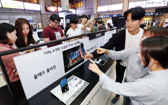 LG전자는 6일부터 서울, 부산, 대구, 대전, 광주 등 5개 도시에서 13개의 ‘LG V30’ 체험존을 운영한다. 사진=LG전자 제공.