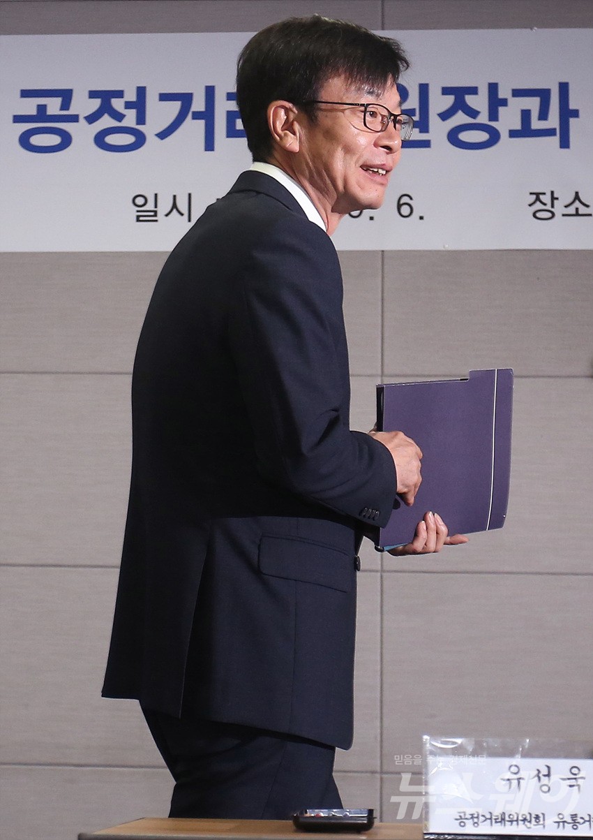 [NW포토]유통업계와의 간담회 참석하는 김상조 공정거래위원장