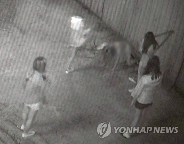 부산 여중생 폭행 사건 CCTV 화면. 사진=연합