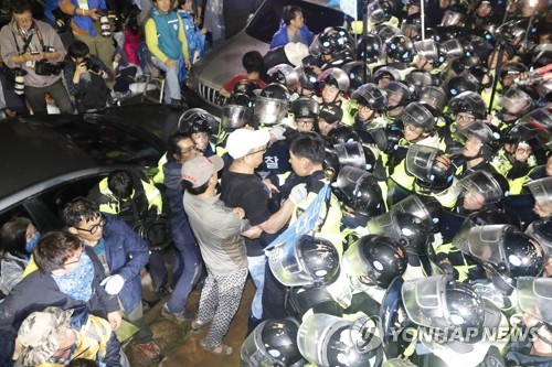 성주 사드 배치 반대 시위대와 강제 해산에 돌입한 경찰 (사진 = 연합뉴스 제공)