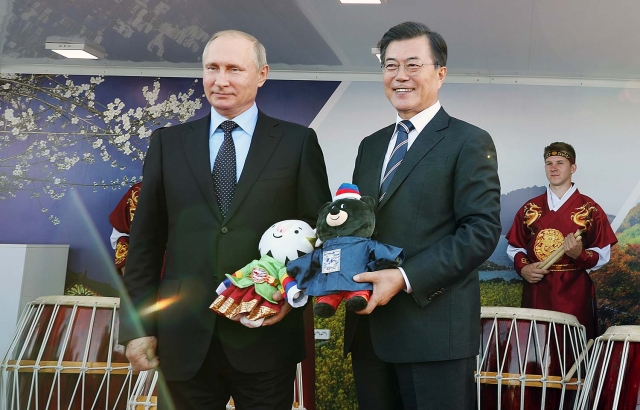 문재인 대통령(右)과 블라디미르 푸틴 러시아 대통령. 사진=청와대 제공