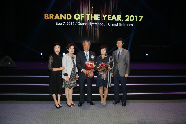 박병종 고흥군수가 7일 열린 ‘2017년 올해의 브랜드 대상’ 테마관광축제부문에서 대한민국 대상을 수상하고 있다.
