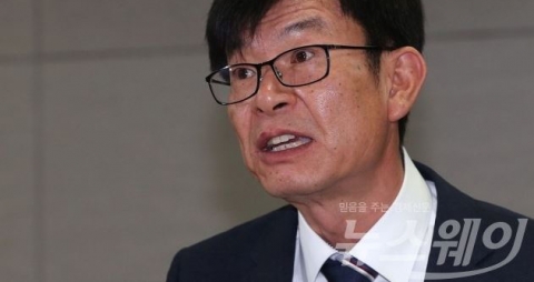 장관 자리가 아직 어색한 김상조