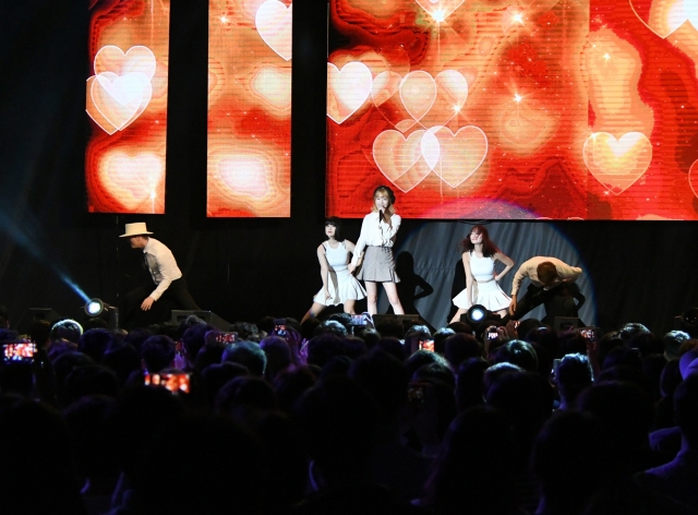 아이유가 지난 9일 '2017 포스코 콘서트' 무대에서 열창하고 있다. 사진=포스코그룹 제공