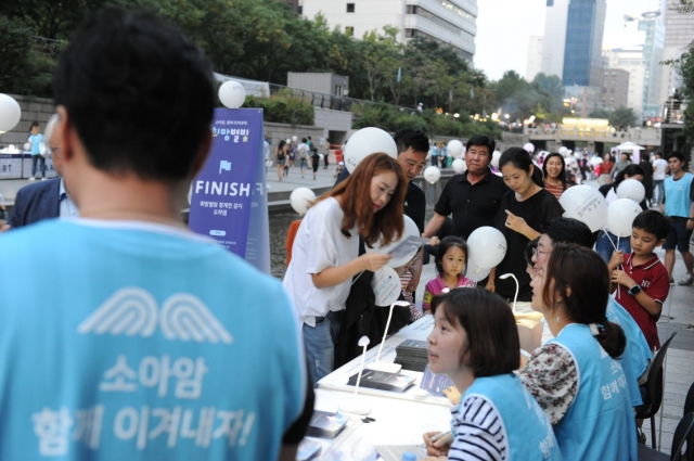 동양생명 임직원으로 구성된 수호천사봉사단이 지난 9일 서울 청계천 일대에서 소아암 인식 개선 캠페인 ‘희망별빛’을 진행하고 있다.