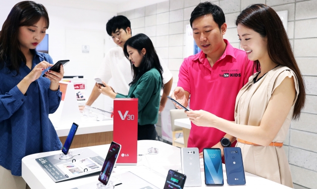 LG전자가 14일부터 20일까지 일주일간 전략 프리미엄 스마트폰 ‘LG V30’ 예약 판매를 실시한다. 사진=LG전자 제공