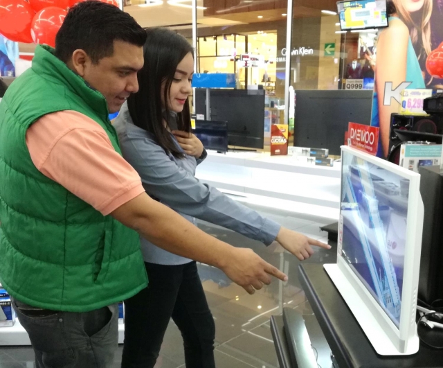 과테말라 가전양판점 맥스(MAX) 에서 동부대우전자 인테리어TV 허그(Hug) 를 구경하고 있는 현지 소비자 모습 . 사진=동부대우전자 제공.
