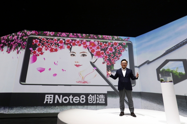 삼성전자 무선사업부 고동진 사장이 중국 베이징 798 예술구에서 열린 제품 발표회에서 ‘갤럭시 노트8’을 소개하고 있다. 사진=삼성전자 제공