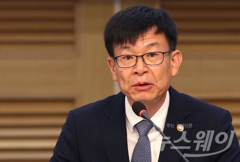 김상조의 실험···전관 차단 논란에 칼 빼들어