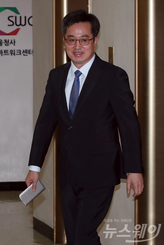 김동연 “시장 변동 예측 가능한 범위···시장 상황 안정적이다”
