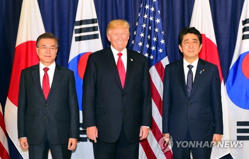 (왼쪽부터) 문재인 대통령, 도널드 트럼프 미국 대통령, 아베 신조 일본 총리 (사진 = 연합뉴스 제공)