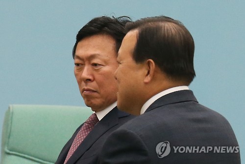 신동빈 회장(왼쪽)과 황각규 사장 <제공=연합뉴스>