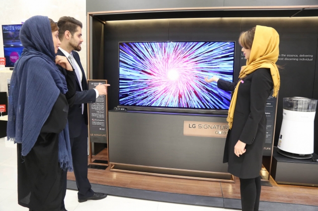 LG전자가 17일 이란 테헤란 차르수 쇼핑몰에서 LG 시그니처 출시 행사를 진행한 가운데 참가자들이 LG 시그니처 올레드 TV W를 살펴보고 있다. 사진=LG전자 제공