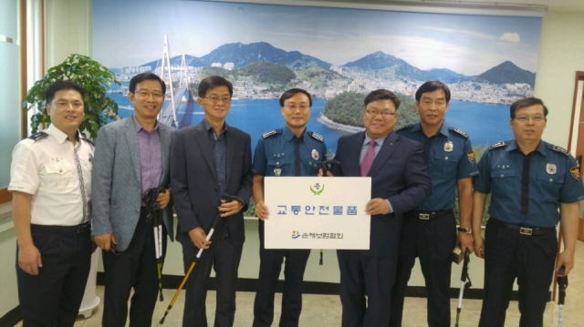 손보협회 호남본부 김양식 본부장(오른쪽 세번째)이 18일 전남 여수경찰서 신기선 서장(왼쪽 네번째)에게 교통안전물품을 전달하고 있다.