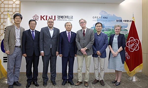 18일 김상동 경북대 총장(사진 왼쪽에서 4번째)과 헤이키 발무 핀란드 헬싱키메트로폴리아대 IT대학장(사진 왼쪽에서 5번째) 등 관계자들이 기념촬영을 하고 있다.(사진제공=경북대)