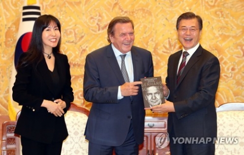 슈뢰더 전 獨총리, 25세 연하 한국 여성과 다섯 번째 결혼