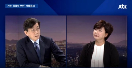 JTBC 뉴스룸에 출연해 딸 사망 의혹에 대해 해명하는 고(故) 김광석 부인 서해순 씨(우측) (사진 = JTBC 캡쳐)