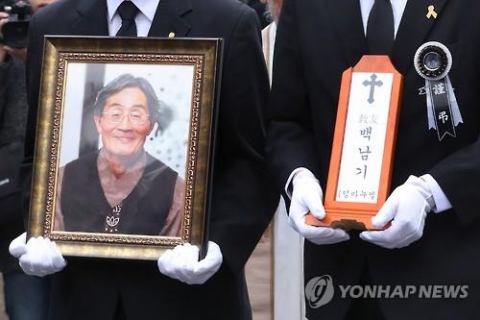 ‘백남기 살수차’ 조종 경찰관들, 유족 주장 모두 인정