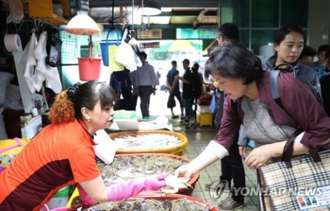 김정숙 여사, 인천종합어시장 방문···추석 차례음식 구입