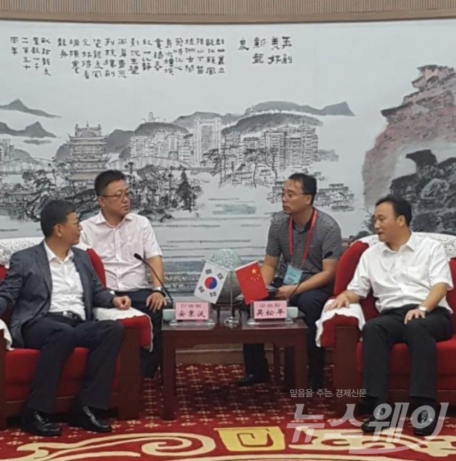 안병옥(왼쪽) 부군수가 지난 25일 용천시청사를 방문, 오송평 용천시장과 우호 및 교류증진 협의를 하고 있다.(강진군청 제공)