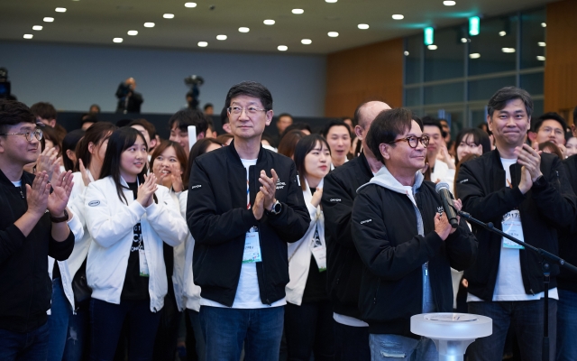 지난해 9월 CJ그룹 사원 교육 행사인 온리원캠프에 참석한 이재현 회장이 사원들과 함께 박수를 치고 있다. 사진=CJ그룹 제공