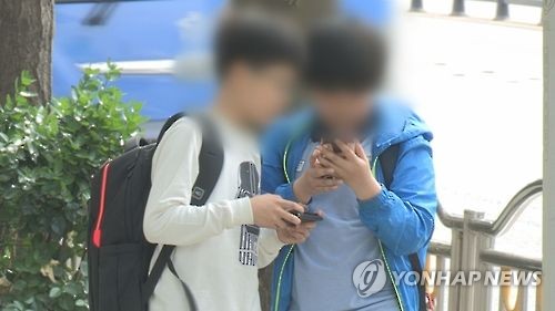 스마트폰을 이용하는 초등학생 (사진 = 연합뉴스 제공)