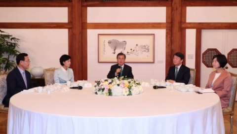 文 대통령-4당 대표 회동···안보 위기엔 공감, 해법은 ‘제각각’