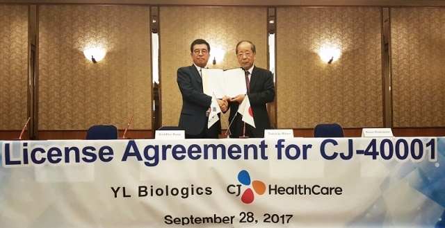 28일 CJ헬스케어 강석희 대표(왼쪽)와 YL Biologics의 토시히코 히비노 대표가 계약서를 들고 기념사진을 찍고 있다. 사진= CJ헬스케어 제공