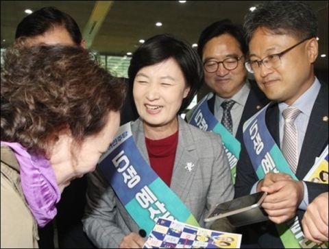 ‘용산역’ 추미애, ‘서울역’ 홍준표··· ‘한가위 귀향 인사戰’ 펼쳐