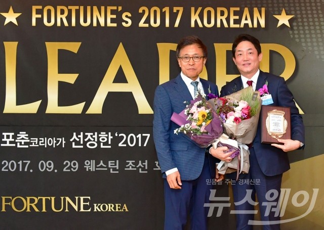 2017 대한민국 리더 대상을 수상하는 한종갑 농심켈로그 대표이사(오른쪽). 사진= 농심켈로그