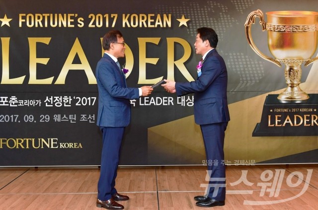 2017 대한민국 리더 대상을 수상하는 한종갑 농심켈로그 대표이사(오른쪽). 사진= 농심켈로그
