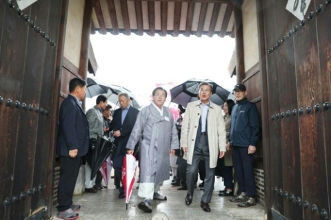 文대통령, 안동 하회마을 방문···취임 후 첫 TK 행