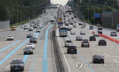 고속도로 상행선 극심한 정체···뻥 뚫린 하행선