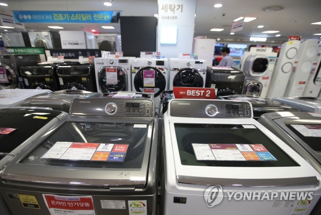 7일 오전 서울 시내 한 가전제품 판매장에 삼성전자, LG전자 등의 세탁기가 진열되어 있다. 사진=연합뉴스 제공.