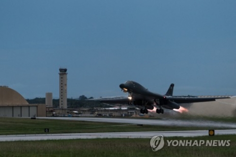 ‘죽음의 백조’ 美 B-1B 또 야간 기습 출격···北 대응 출격 안 해