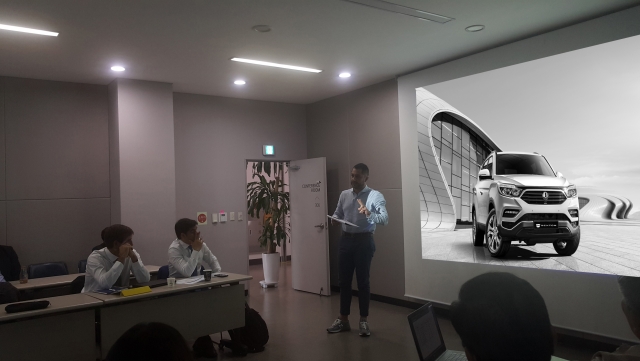 쌍용자동차 글로벌 제품 마케팅 협의회가 디자인센터 콘퍼런스룸에서 쌍용자동차 최종식 대표이사(사진 맨 왼쪽)와 미팅을 진행하고 있다. (사진=쌍용자동차 제공)