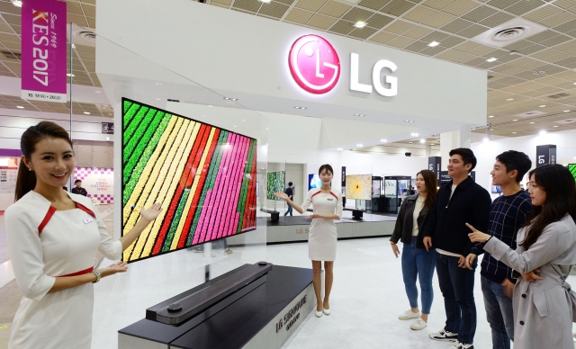 LG전자는 OLED TV를 앞세워 글로벌 시장을 공략 중이다. 사진은 LG 시그니처 올레드 TV W를 소개하고 있다. 사진=LG전자 제공.