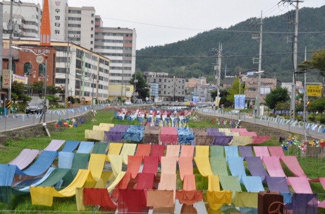 나주 원도심 하천 천연염색천으로 장식 ‘인기만점’