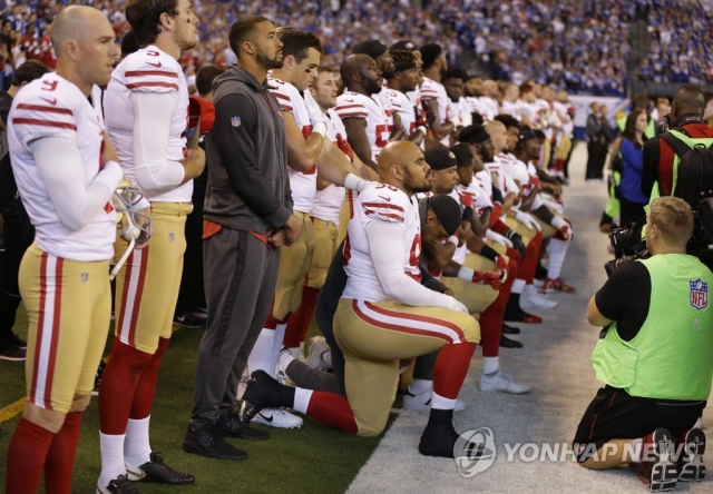 NFL, 소수인종 차별 항의 ‘무릎 꿇기’ 사실상 허용