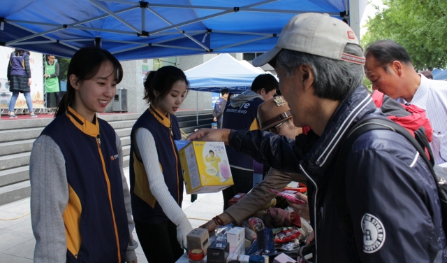 지난 18일 서울 광화문 현대해상 본사 앞에서 진행된 ‘사랑나눔장터’에 참석한 현대해상 직원들이 기증한 물품을 시민들에게 판매하고 있다.