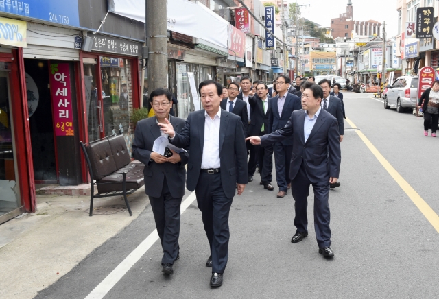 박홍률 목포시장이 19일 도시재생 뉴딜사업 공모신청 대상지역에서 현장간부회의를 개최하고 있다.